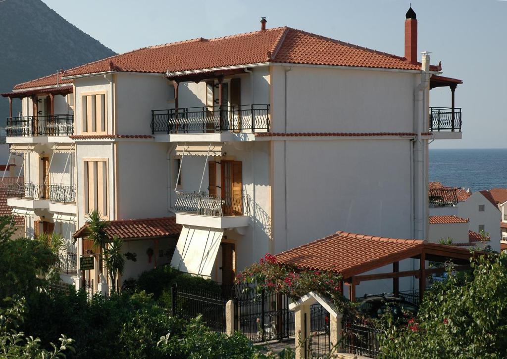 Makis Studios & Apartments Порос Экстерьер фото